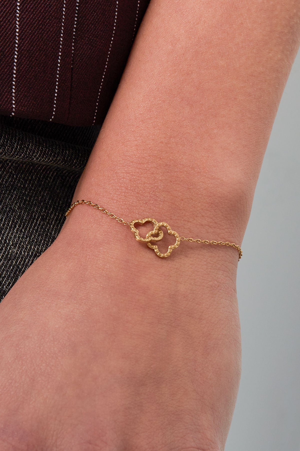 pulsera de la suerte enlazada
